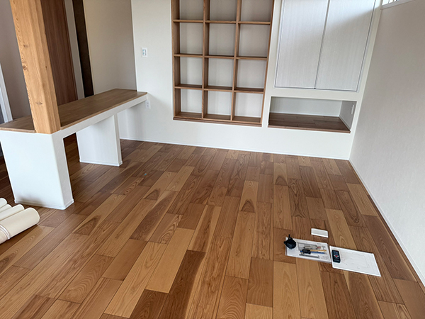 後付け 収納 小上がり ヌック 収納 おしゃれ デザイン 畳ベッド 飛騨フォレスト 畳ヶ丘 オーダー 日本製 ヘリ無し畳 ダイケン オイル仕上げ 図面 壁3面 灰桜色 オーク材 格子