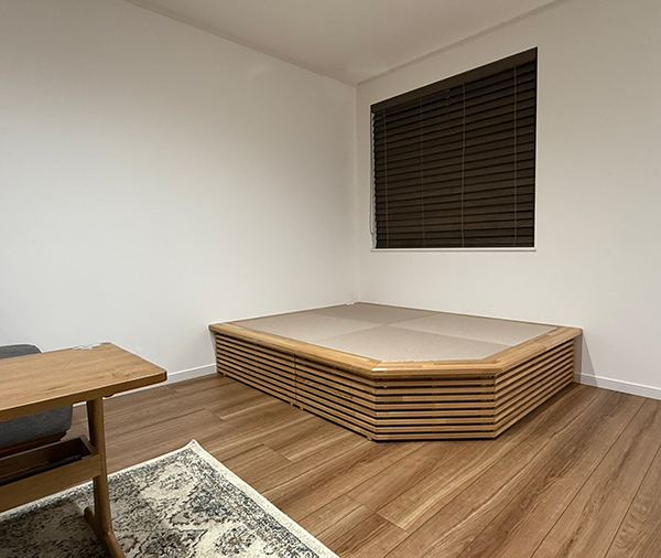 後付け 収納 小上がり ヌック 収納 おしゃれ デザイン 畳ベッド 飛騨フォレスト 畳ヶ丘 オーダー 日本製 ヘリ無し畳 ダイケン オイル仕上げ 図面 壁2面 灰桜色 格子