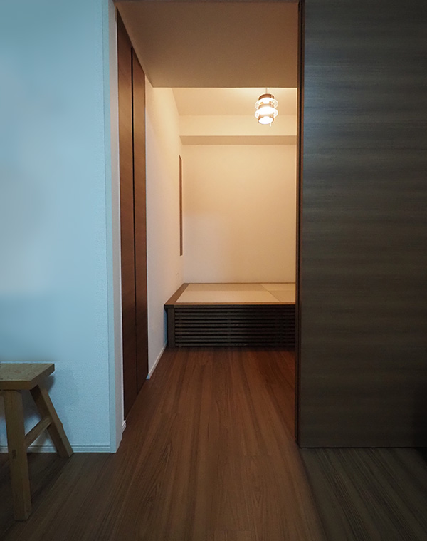 後付け 収納 小上がり ヌック 収納 おしゃれ デザイン 畳ベッド 飛騨フォレスト 畳ヶ丘 オーダー 日本製 ヘリ無し畳 ダイケン ウレタン仕上げ 図面 壁4面 灰桜色 格子 ブラウン