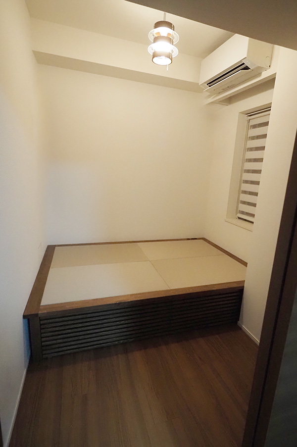 後付け 収納 小上がり ヌック 収納 おしゃれ デザイン 畳ベッド 飛騨フォレスト 畳ヶ丘 オーダー 日本製 ヘリ無し畳 ダイケン ウレタン仕上げ 図面 壁4面 灰桜色 格子 ブラウン