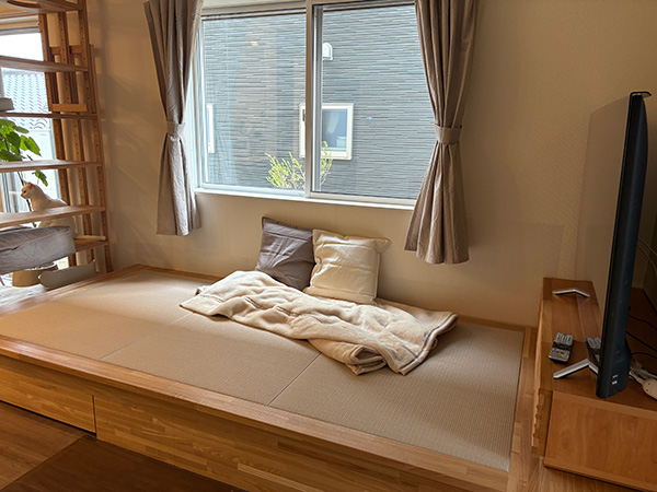 後付け 収納 小上がり ヌック 収納 おしゃれ デザイン 畳ベッド 飛騨フォレスト 畳ヶ丘 オーダー 日本製 ヘリ無し畳 ダイケン オイル仕上げ 図面 壁2面 灰桜色 猫 引き出し