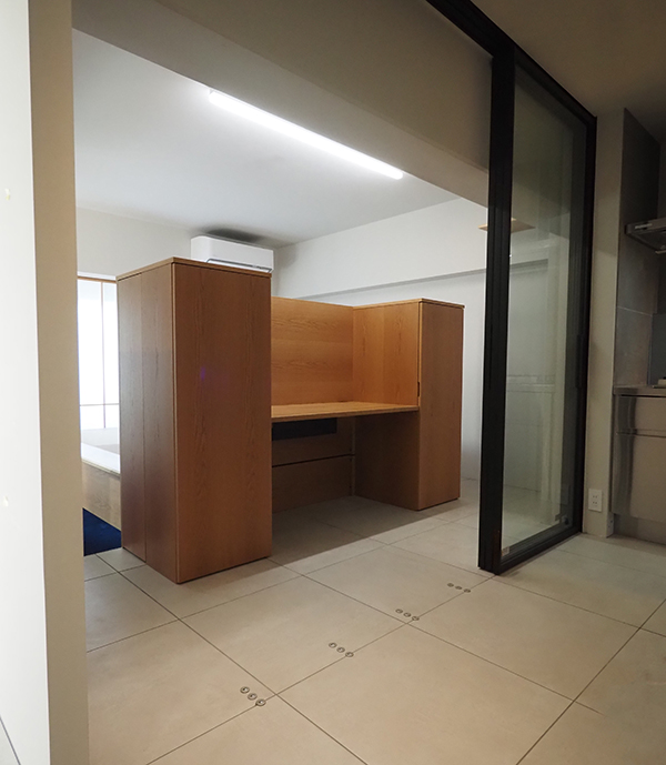 後付け 収納 小上がり ヌック 収納 おしゃれ デザイン 畳ベッド 飛騨フォレスト 畳ヶ丘 オーダー 日本製 ヘリ無し畳 ダイケン 図面 壁3面 灰桜色 格子 デスク 収納棚 扉 ウレタン塗装