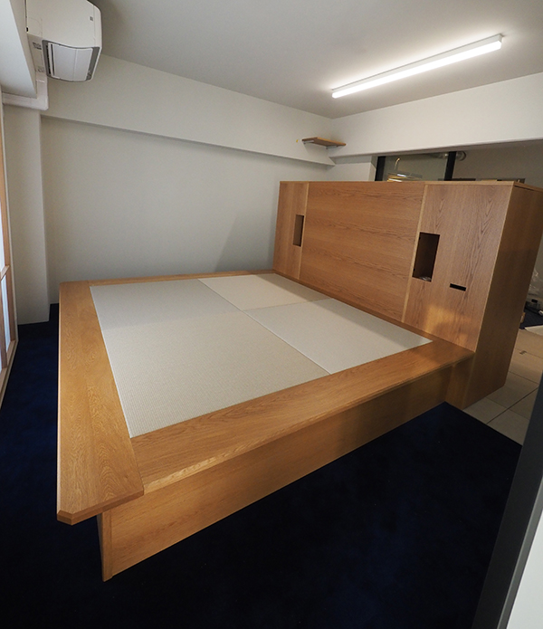 後付け 収納 小上がり ヌック 収納 おしゃれ デザイン 畳ベッド 飛騨フォレスト 畳ヶ丘 オーダー 日本製 ヘリ無し畳 ダイケン 図面 壁3面 灰桜色 格子 デスク 収納棚 扉 ウレタン塗装